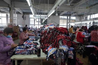 服裝加工產業大戶帶領鄉親共同致富